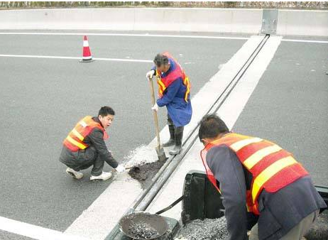 高速公路伸縮縫補漏施工